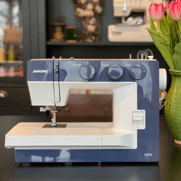 Janome 1522 Midnight Blue m/Saks og Veskem&oslash;nster