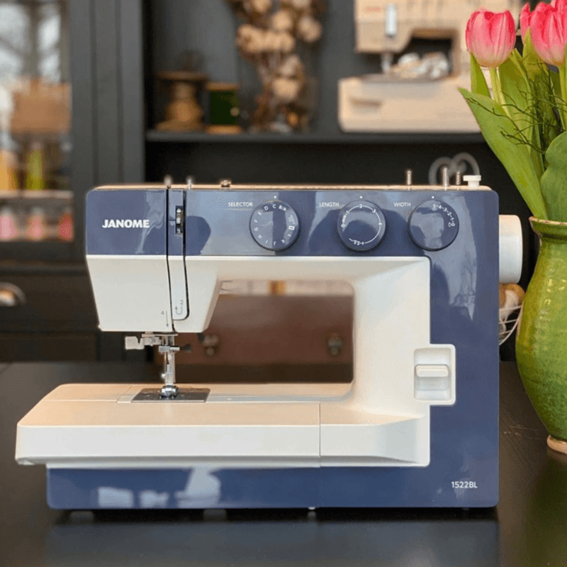 Janome 1522 Midnight Blue m/KAI Saks og Hjertemønster
