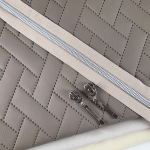 Hovedbilde Maia Mappe Pakke - Taupe Chevron Quilt
