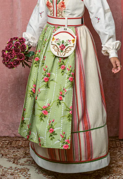 Festdrakter du syr selv - Lisbeth Bj&oslash;rndal
